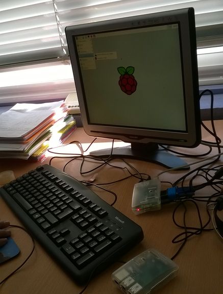 Un ordinateur complet (écran, clavier, souris et unité centrale)